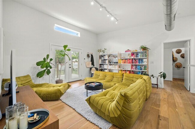 Building Photo - 602 Persimmon St