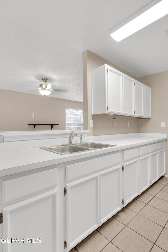 Building Photo - 12163 Tower View Dr