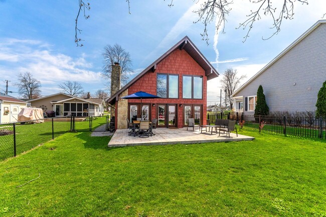 Building Photo - Fully Furnished 3 Bedroom Lakefront Home o...