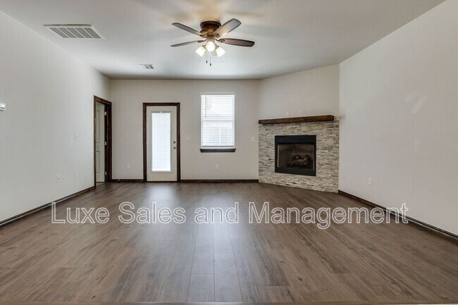 Building Photo - 2200 Alta Vista Ln