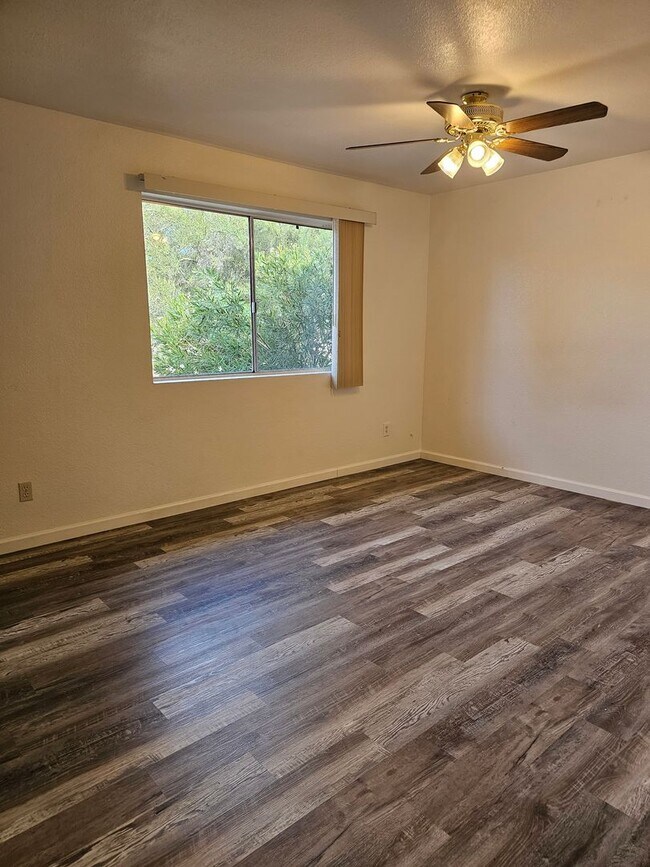 Building Photo - Big backyard right in the center of town!!!