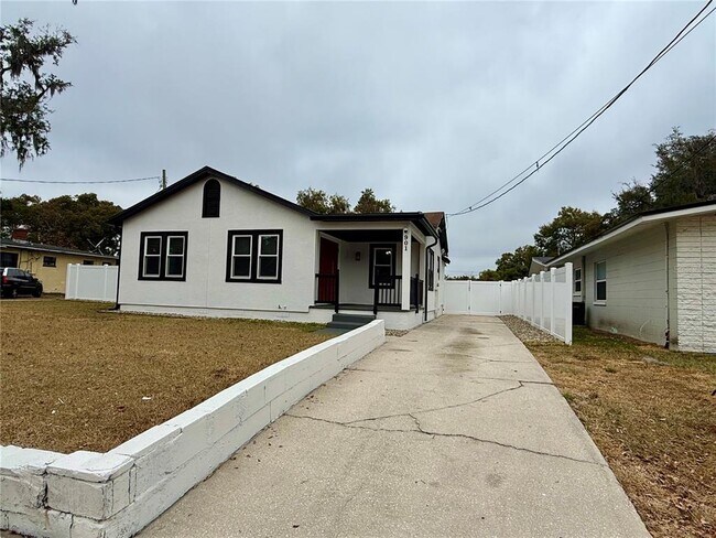 Building Photo - 901 Concord St