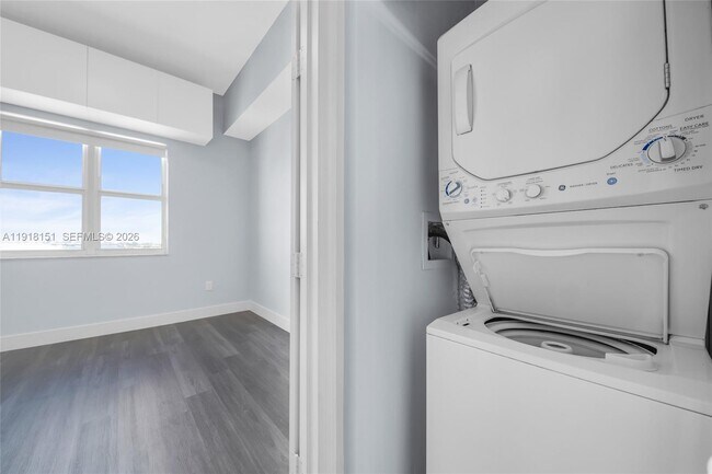 Building Photo - 7900 Harbor Island Dr