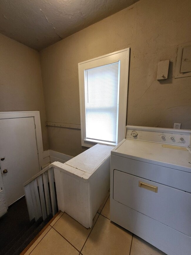 Building Photo - PRELEASING July 2024 - (3-4) Bed/(2) Bath ...