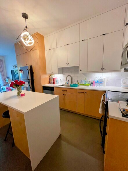 Building Photo - 889 Date St