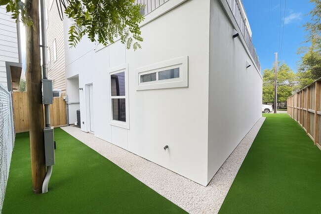 Building Photo - 1413 Stanford St