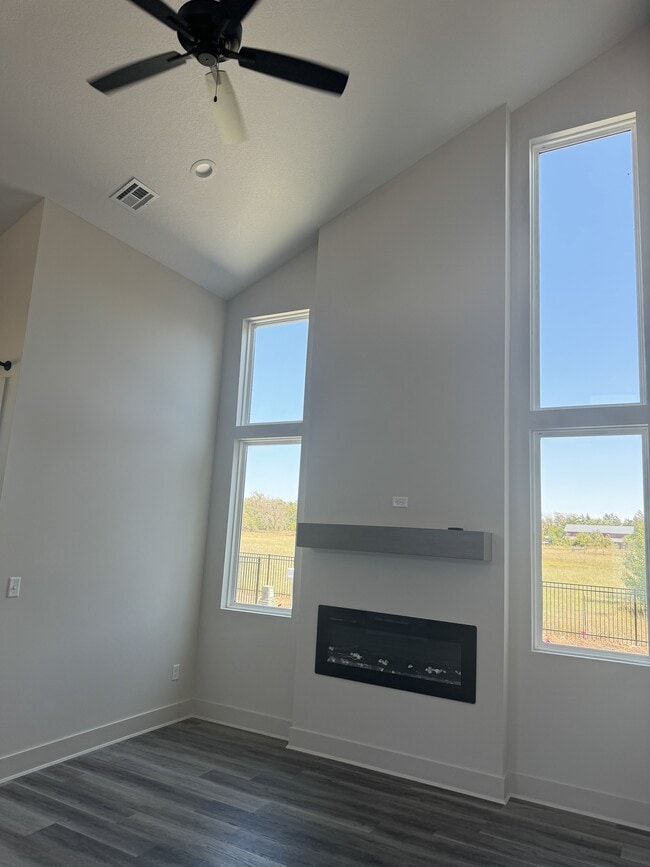 Building Photo - 800 Trails End Ct