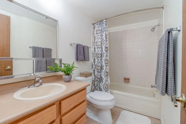 Building Photo - 5625 S Sycamore St