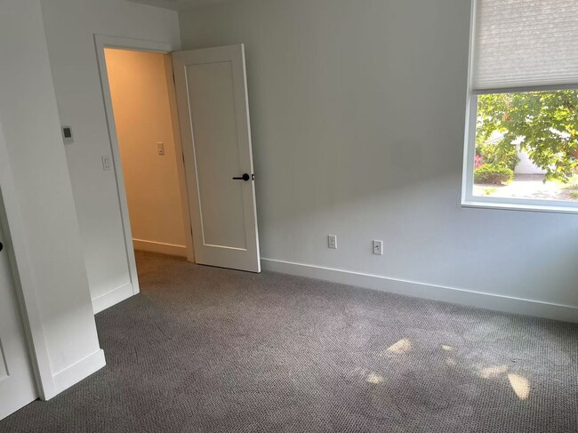 Building Photo - Nice 2-bed, 2-bath townhouse near Green La...