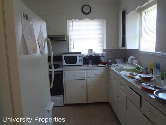 Building Photo - 5 br, 2 bath Room For Rent - 2901 Avondale