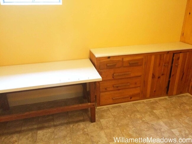 Building Photo - Amazing 4 Bedrooms, 2 Bathrooms, House in South Salem