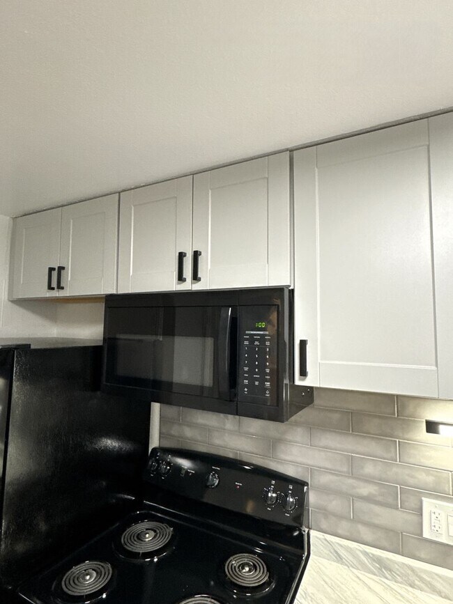 Building Photo - 2BD Garden-Level Unit | Washer & Dryer Included | Shared Outdoor Space