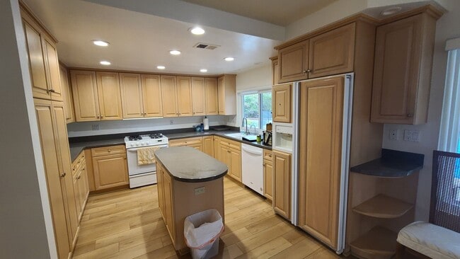 Building Photo - Amazing 4 Bedroom Home with Pool across from Cowls Mt