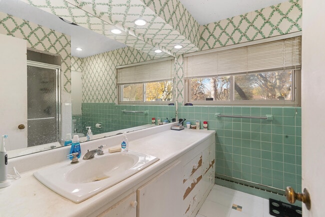 Building Photo - 4105 Riverview Dr