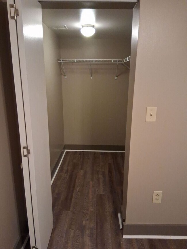 Building Photo - Lake Plaza Condominiums 3BD/2BA FALL for 8...