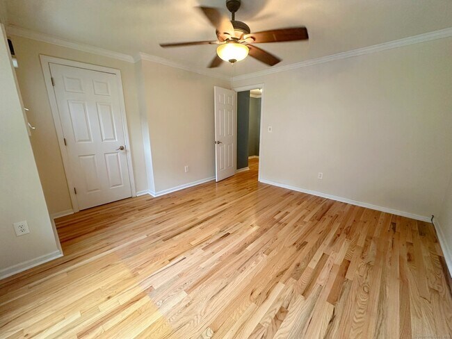 Building Photo - 148 Fairway Dr