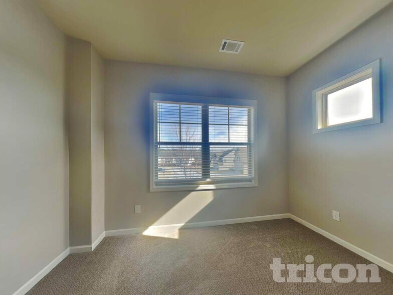 Building Photo - 208 Evergreen Way