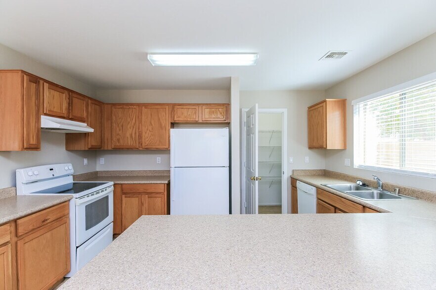 Building Photo - 3206 S Justin Dr