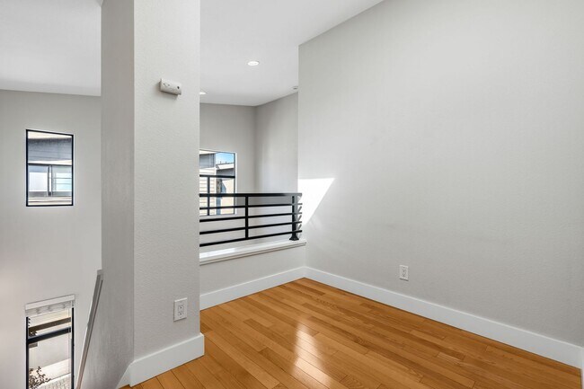 Building Photo - Modern 2BD/2BA Townhome w/ Private Yard, G...