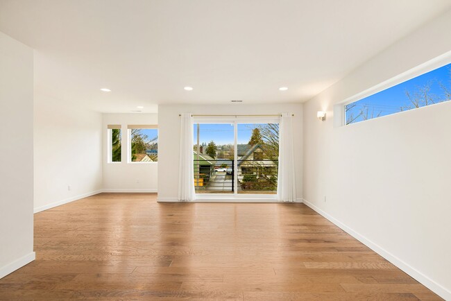 Building Photo - Seward Park Modern 3 Bedroom 3 Bath Home -...