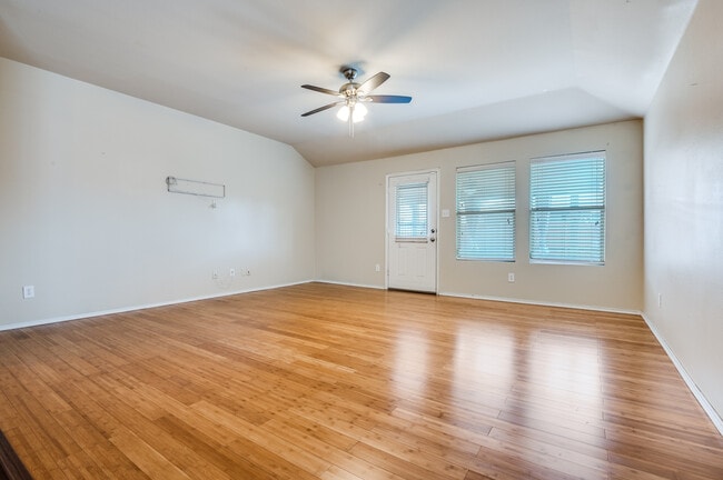 Building Photo - 805 Canyon Pl