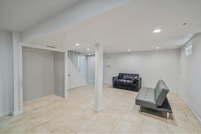 Building Photo - 722 N Ascan St