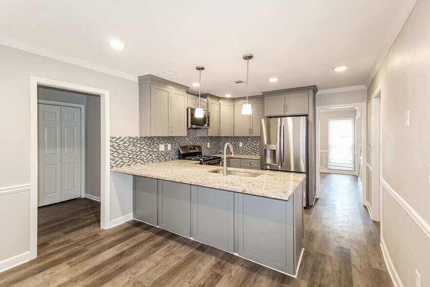 Building Photo - 2570 Broadmoor Ct