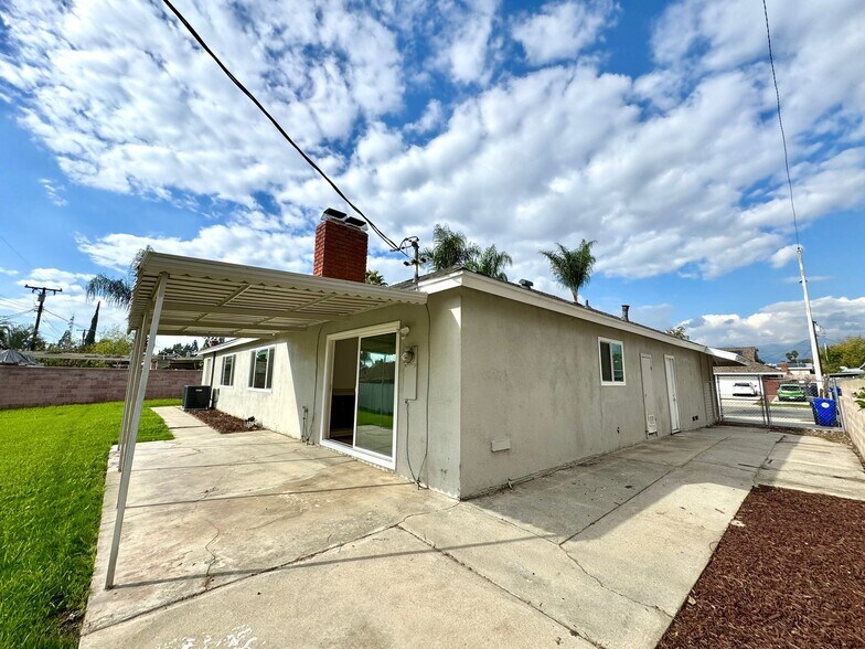 Building Photo - 251 E Heather St