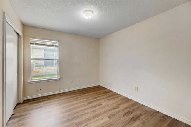 Building Photo - 2101 Parksville Way