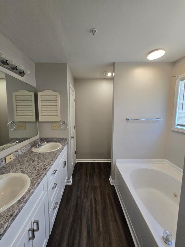 Building Photo - 267 Waterdown Dr