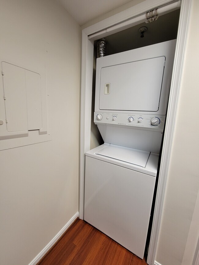 Building Photo - 913 Hillside Lake Terrace