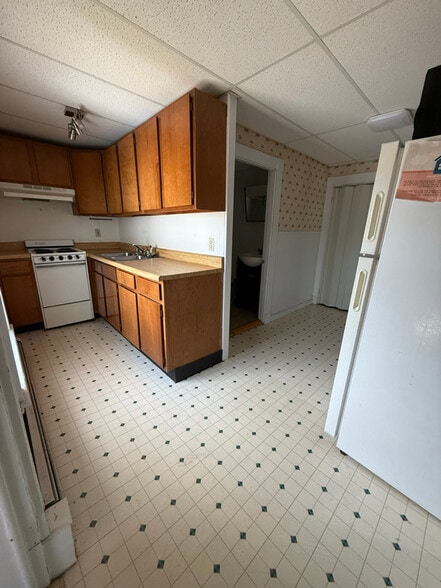 Building Photo - 399 Center St