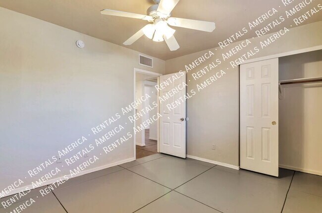 Building Photo - 1009 E Halcyon Rd