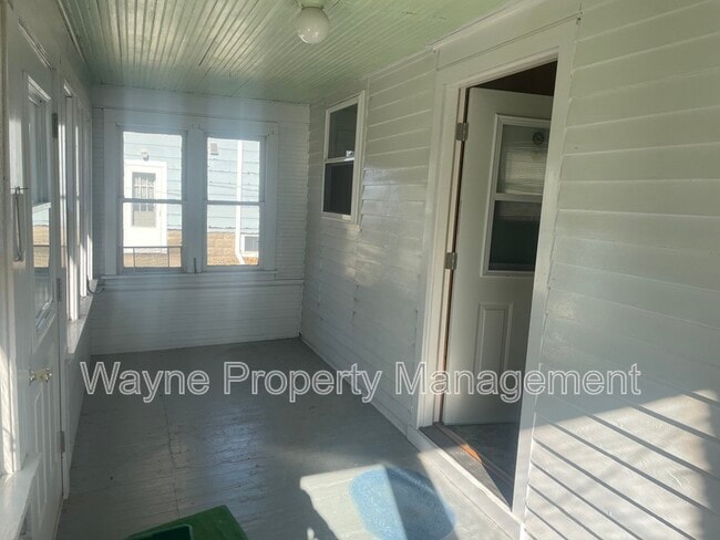 Building Photo - 516 N Cadwell Ave