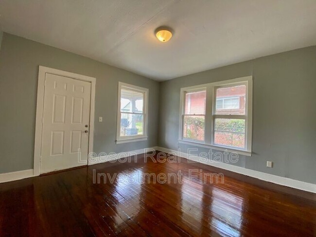 Building Photo - 2725 Lillian St