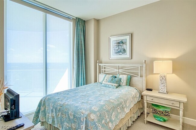 Building Photo - 3000 Oasis Grand Blvd