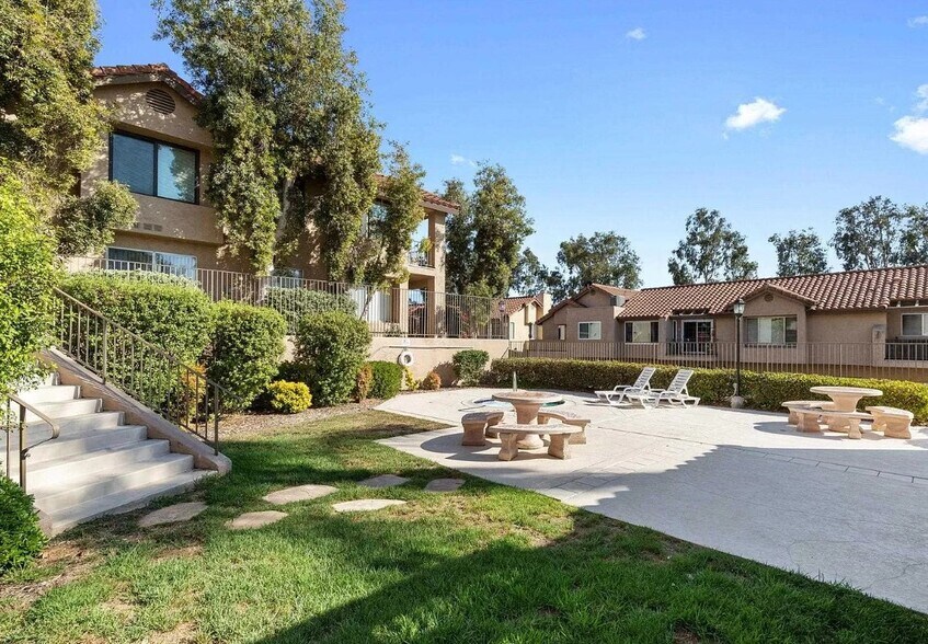 Building Photo - 1120 Grape St