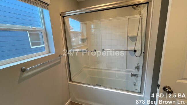 Building Photo - Modern 4 BD | 2.5 BA Home in Woodburn