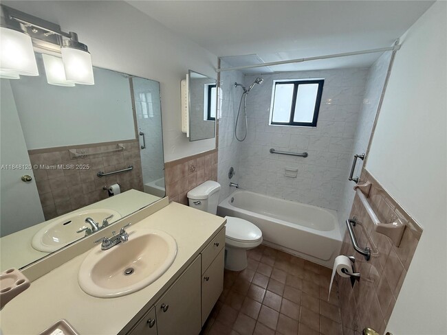 Building Photo - 1720 W 42nd St