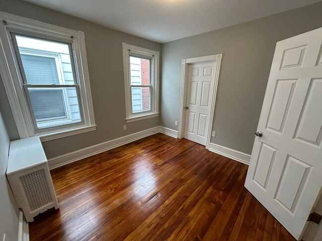 Building Photo - Experience comfort in three large, light-f...