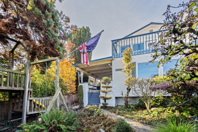 Building Photo - 6807 Aurora Ave N