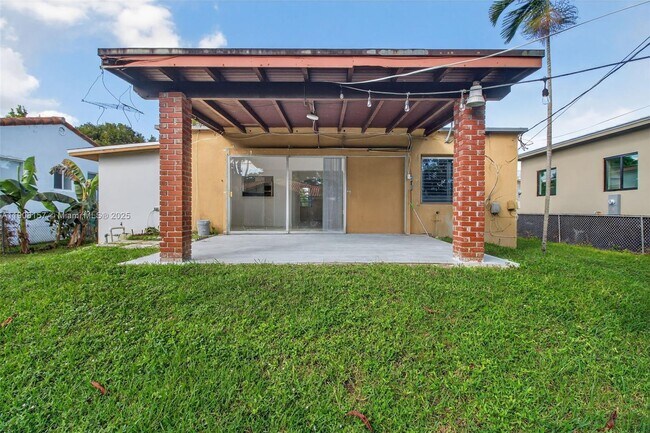 Building Photo - 2464 SW 19th St