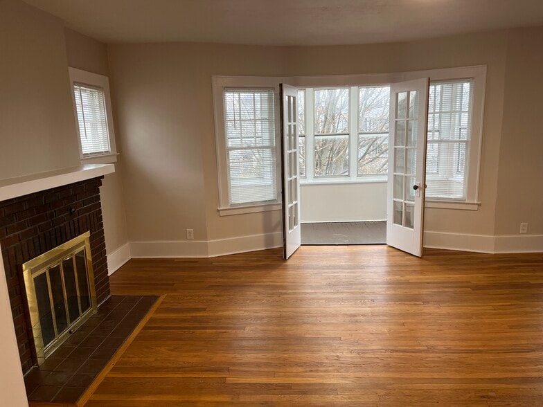 Building Photo - 242 Forest Hill Dr