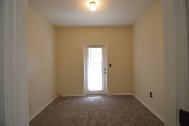 Building Photo - 1 bed/1 bath with Den in CARROLLWOOD AREA:...
