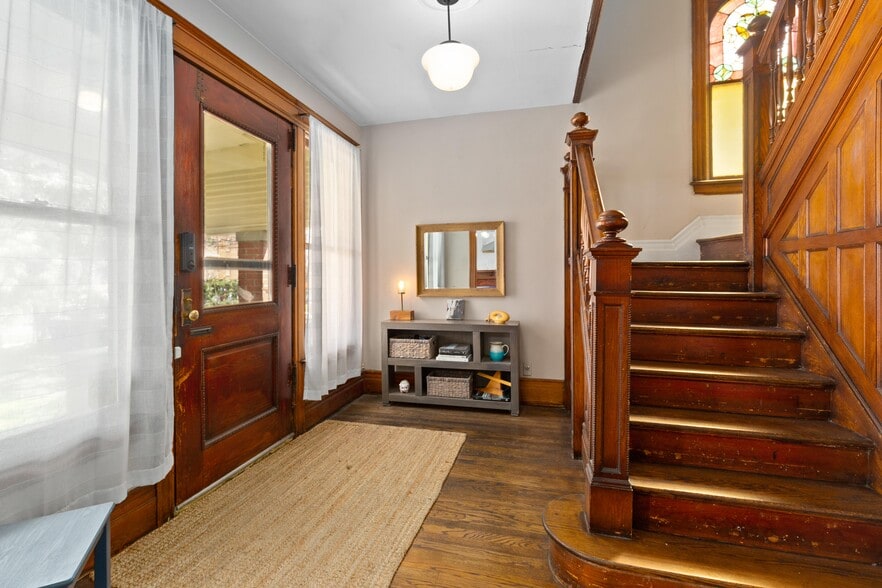 Building Photo - 1531 Vinewood St