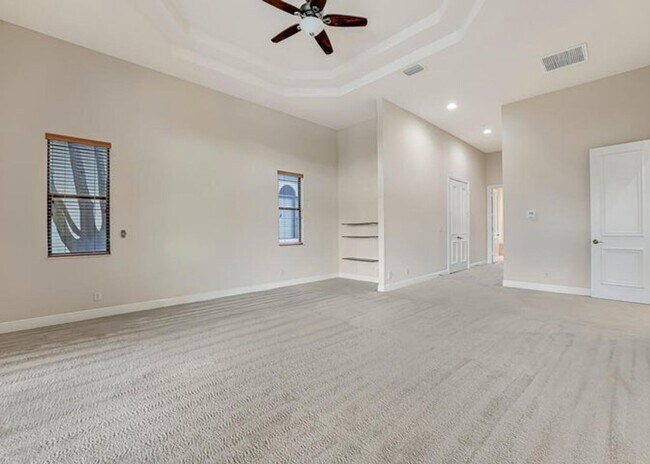 Building Photo - 10513 Versailles Blvd