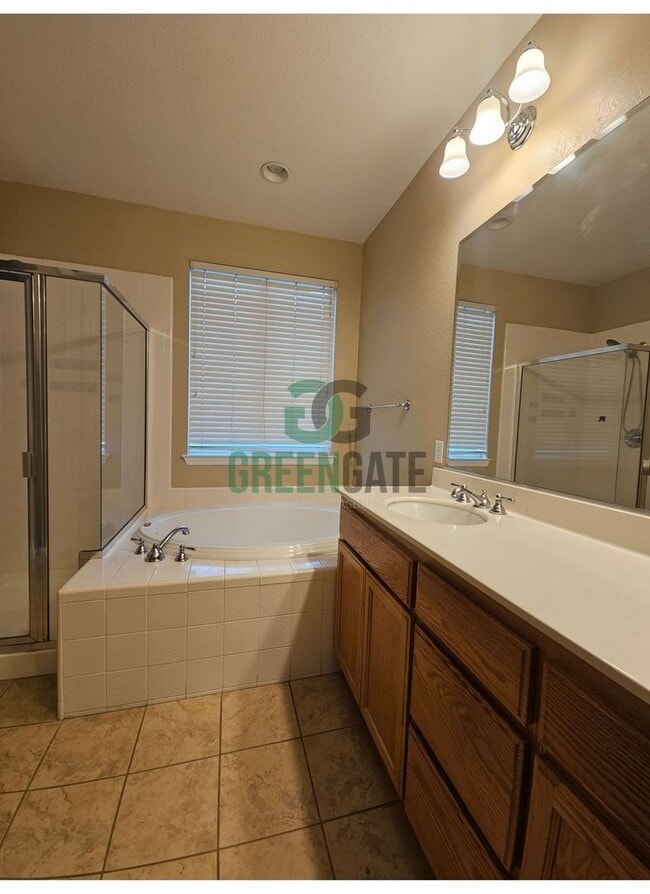 Building Photo - Spacious 4 Bedroom 3 Bath in Patterson! AV...