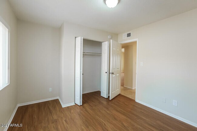 Building Photo - 3546 W Willow Ave