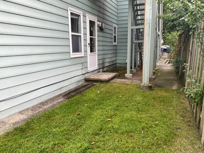 Building Photo - 1 Bed, 1 Bath downstairs Unit in Heritage Hill – Private Entry & Prime Location