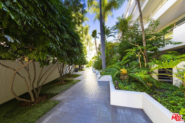 Building Photo - 1131 Alta Loma Rd